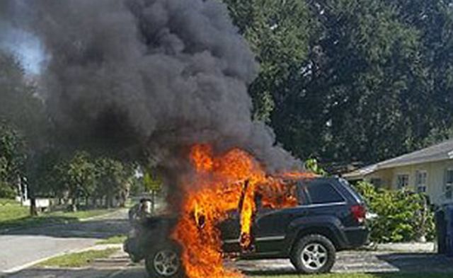 רכב שנשרף כתוצאה מהתפוצצת מכשיר