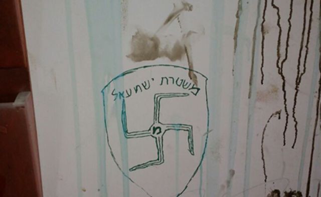 צלב הקרס על קיר בית הכנסת