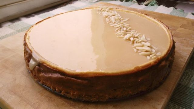 עוגת גבינה אפויה עם קרמל