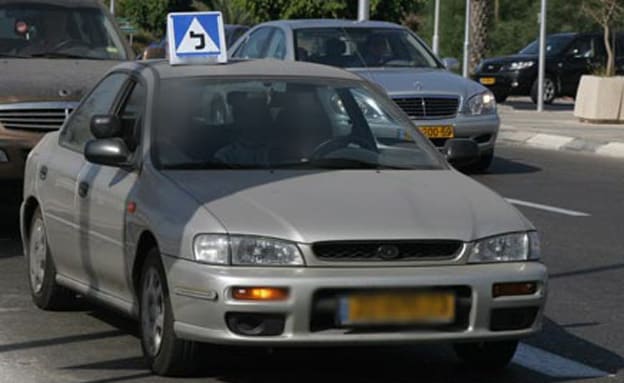 מורה נהיגה מואשם במעשה מגונה בתלמידה