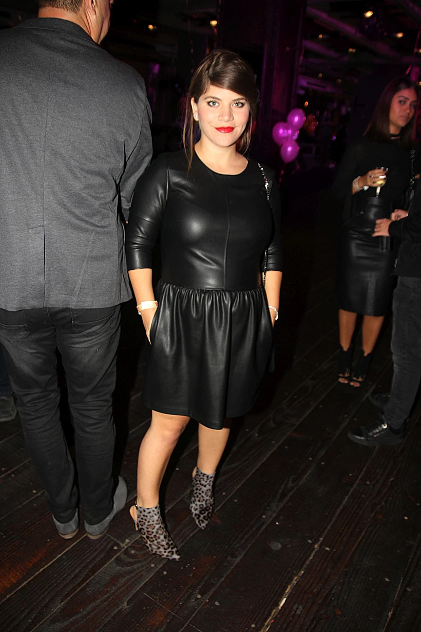 מציגה בטן הריונית. ג'קי אזולאי