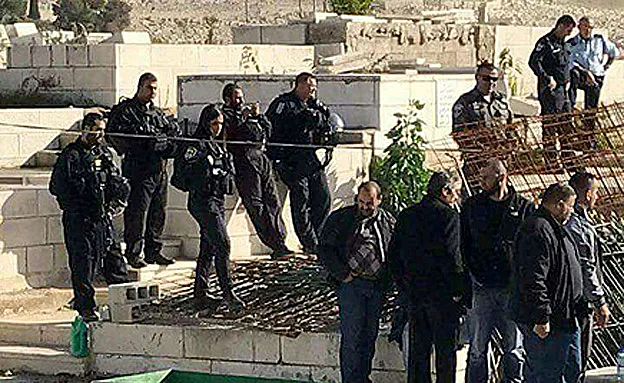 כוחות משטרה מנעו את קבורת הילד במקום