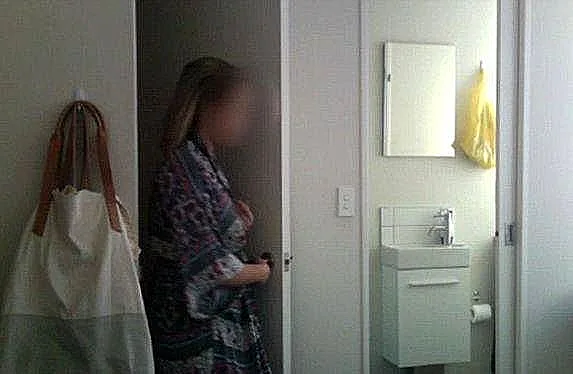 השותפה בדירה נכנסת לחדר כדי לגנוב