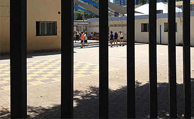 איש חינוך חשוד שאנס תלמידה. אילוסטרציה (אייל בן יעיש)