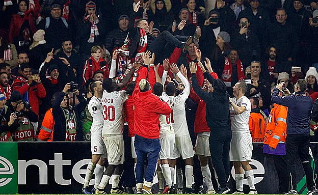 הפועל ב''ש חוגגת את ההישג (רויטרס)