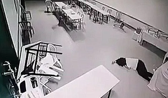 נשארת מחוסרת הכרה בחדר