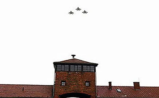 מטוסי ה''בז'' מעל אושוויץ (דובר צה''ל)