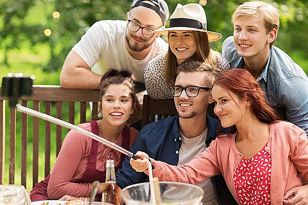 דווקא מציאת פרטנר לחיים משפיעה יותר על מדד האושר מאשר ילדים