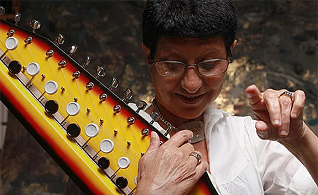 עוזרי והכלי שהפך למזוהה עמה (אילן בשור)