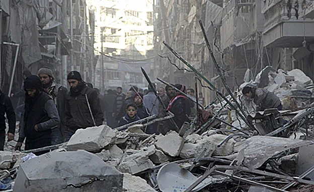 תושבים מתפנים בחאלב (רויטרס)