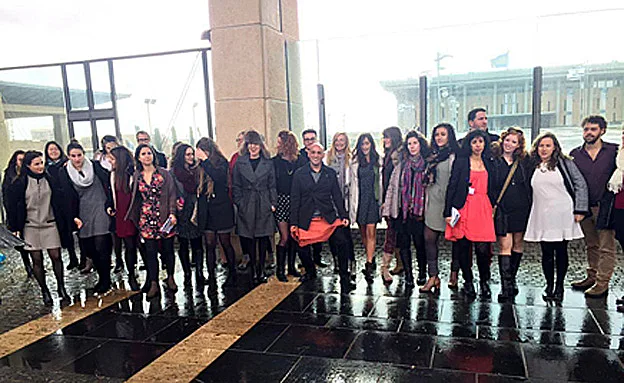 יועצות פרלמנטריות מוחות בכניסה למשכן