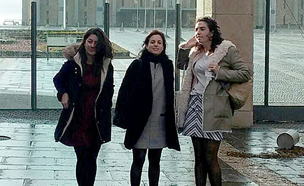 שלוש מהיועצות המעוכבות, הבוקר