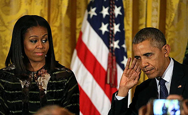 אובמה ומישל מדליקים נר חנוכה (רויטרס)