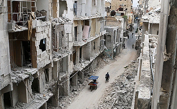 אלפים ממתינים לפינוי מהעיר ההרוסה (רויטרס)