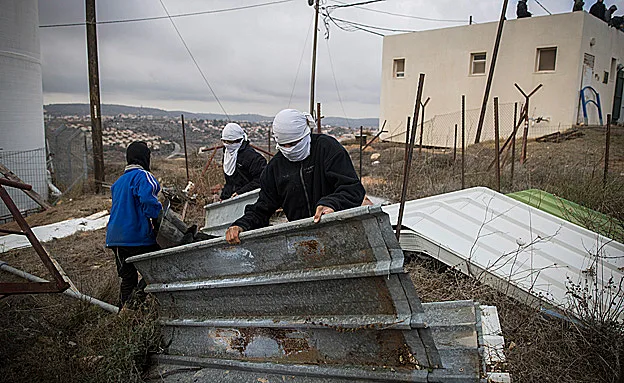 קריאות להמנע מאלימות. עמונה, היום (פלאש 90, יונתן סינדל)