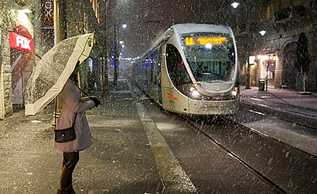 הגשם והקור עדיין איתנו (Yonatan Sindel/Flash90)