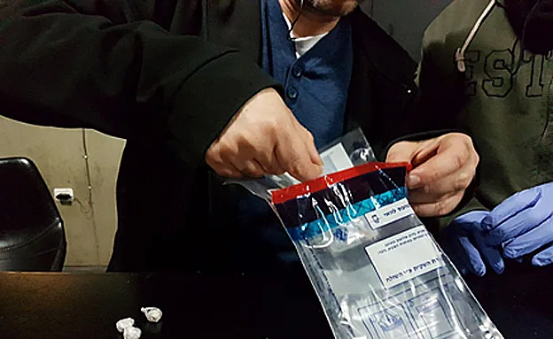 חלק מהסמים שנתפסו במועדון