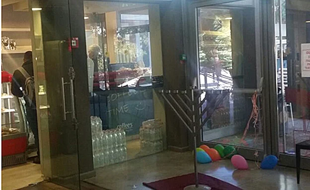 במקום הוצבה גם חנוכייה (נועם יוסף)