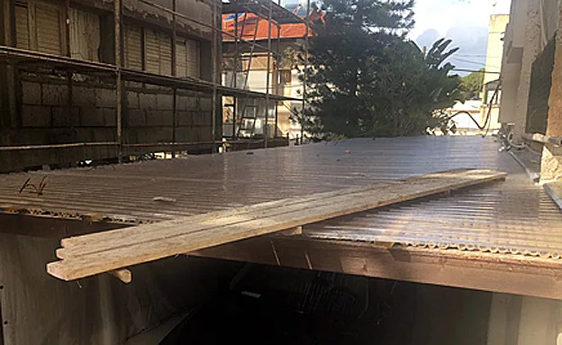 גם קרשים גדולים צונחים מלמעלה