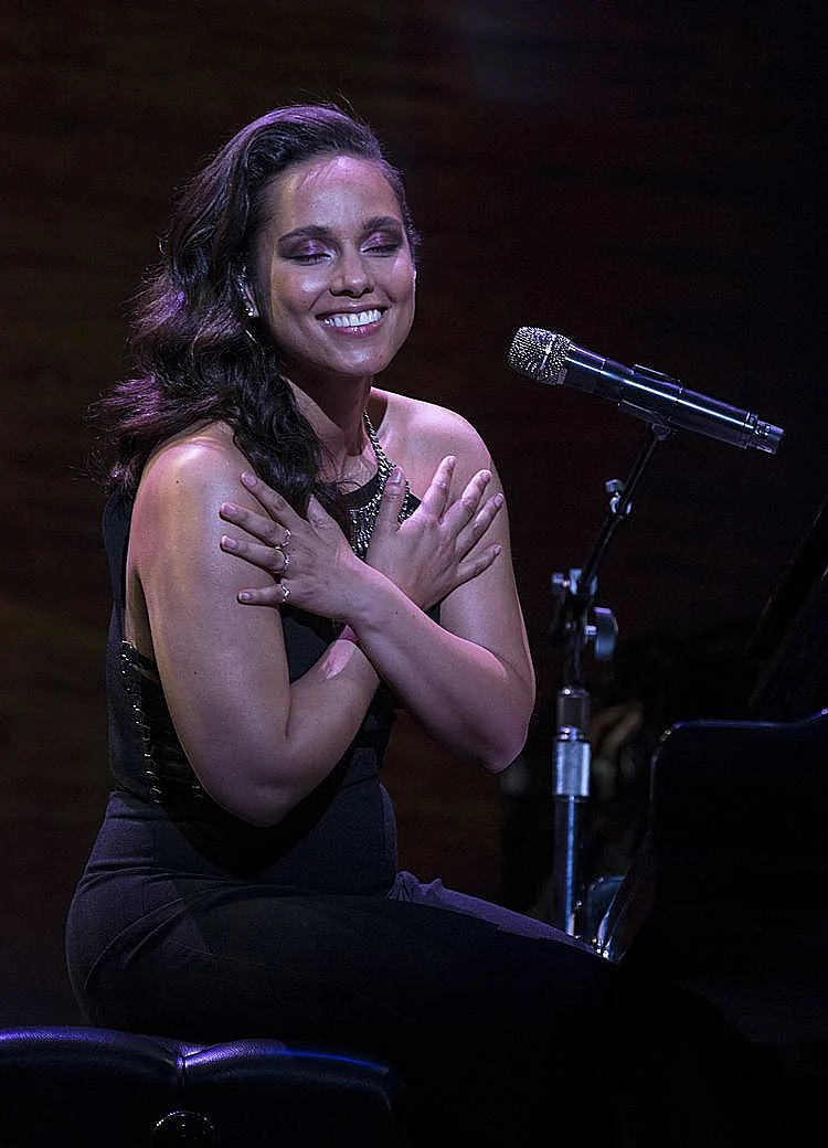 חיבוק גדול מענקית המוסיקה