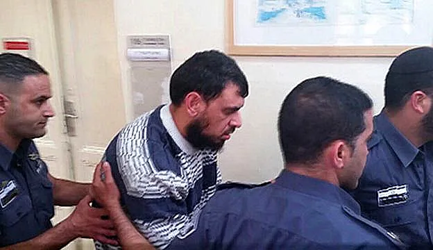 המחבל בדרכו לעוד דיון בבית המשפט