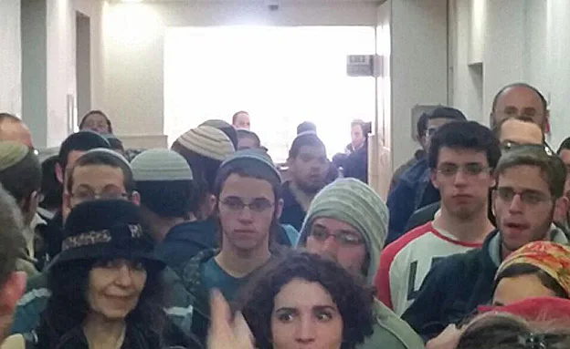 בית המשפט גדוש במשפחתו ובמכריו של שלום שרקי