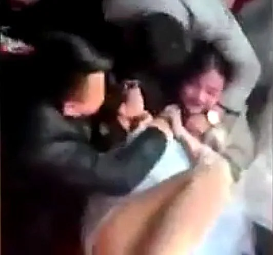 השושבינה נאבקת באורחים