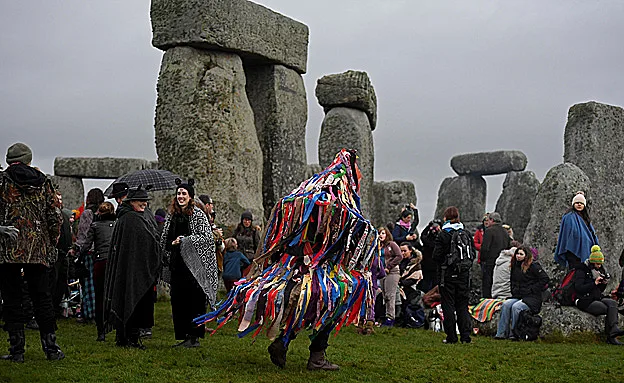 חוגגים בסטונהאנג' - בדרום בריטניה (רויטרס)