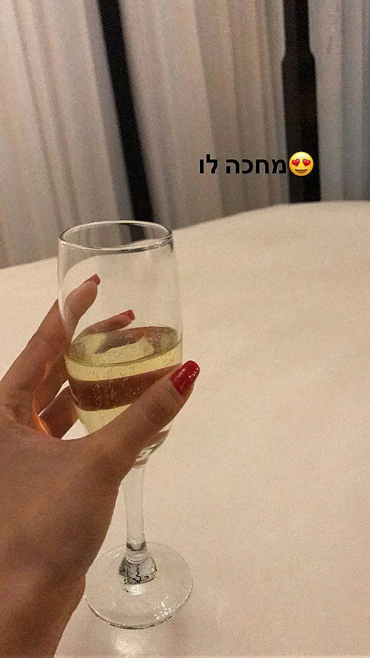 מחכה לו. אורטל עמר
