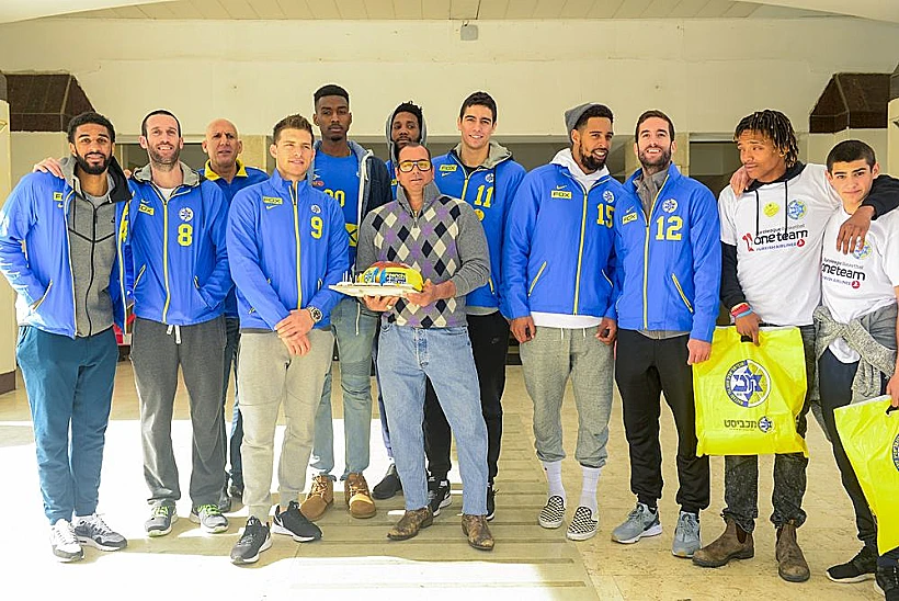 מרצ'לו אינצ'ליני עם כוכבי מכבי תל אביב. צילום: מורג ביטן