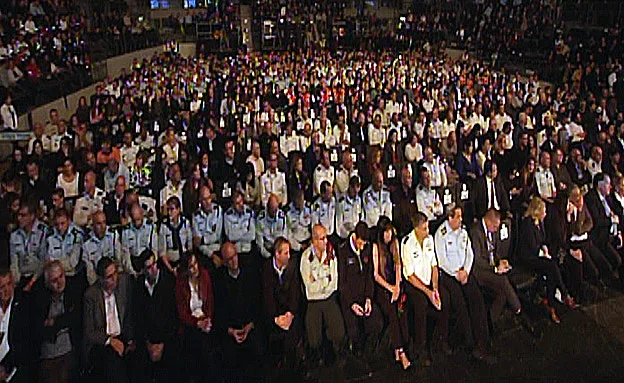 לפני נטישת הכבאים. האולם מלא