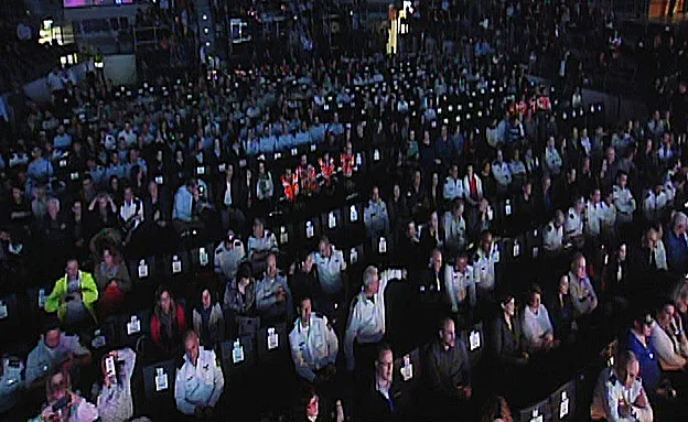 הכבאים נטשו, האולם התרוקן