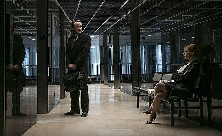 לא נופלת לקלישאות