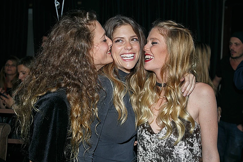 חגיגה בשלשה. האחיות רביבו