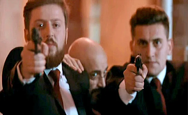 המאבטחים בסדרה יורים במתנקשת