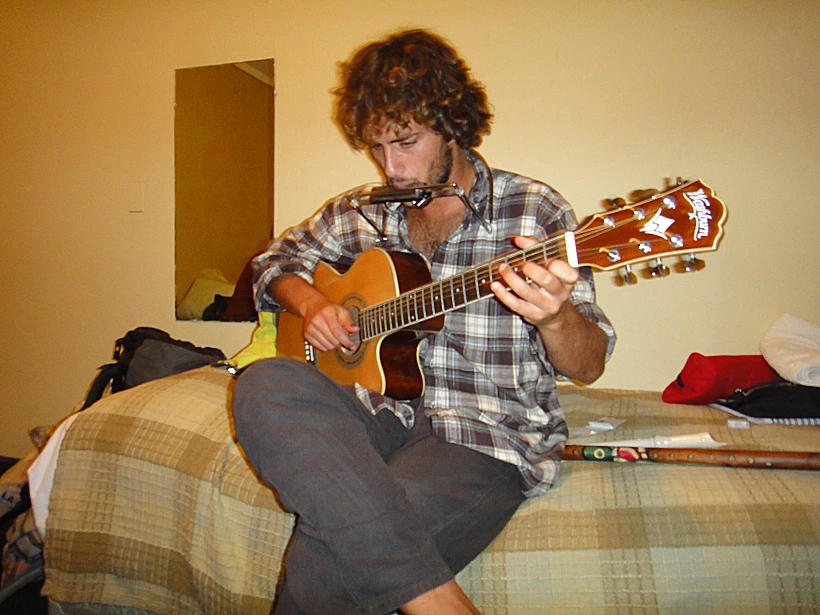 הוא גם מנגן? כמה מושלם אתה?