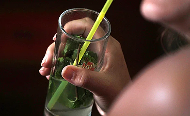 ''לשמור על קשר עין עם המשקה''