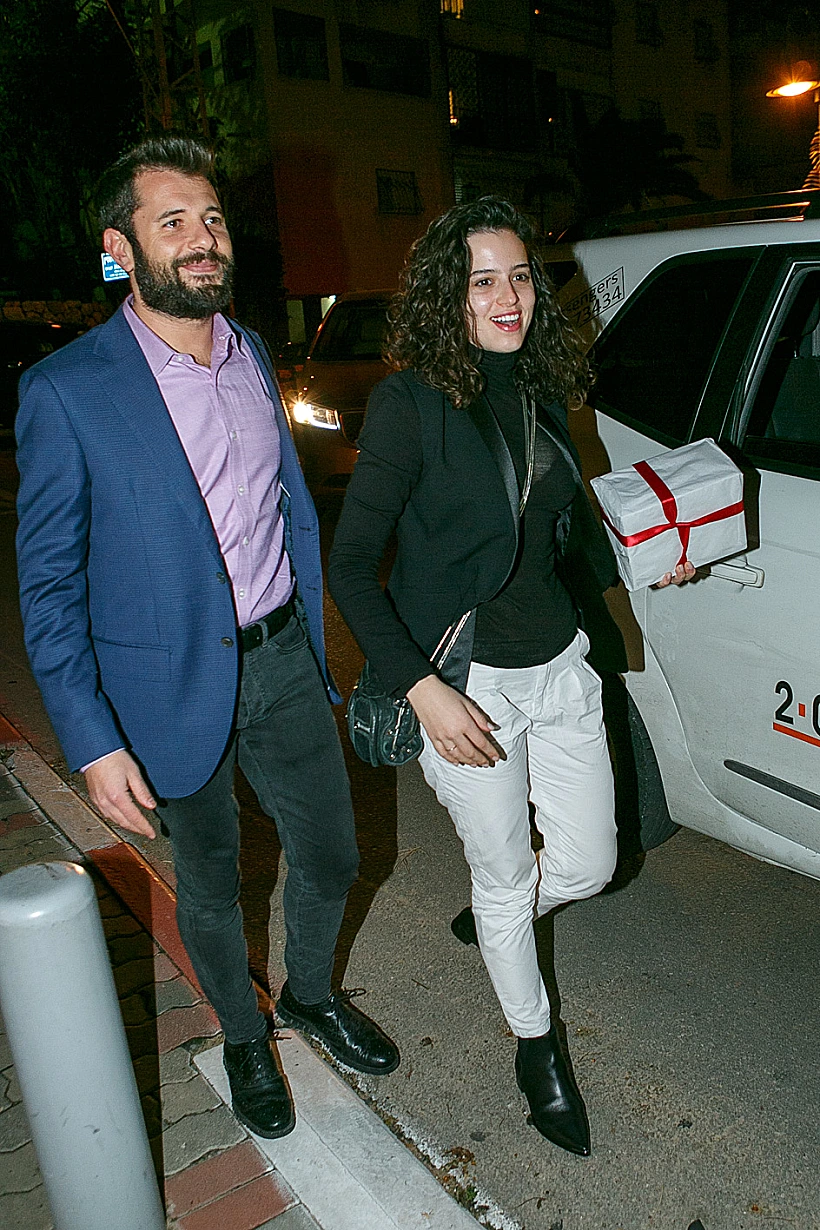 הבאנו מתנה, לא מגלים מה. קורין וחילי