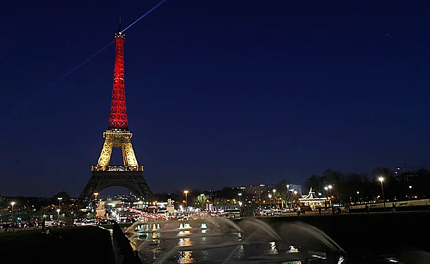 שוטרים יפטרלו באזורים מתויירים (צילום: רויטרס)