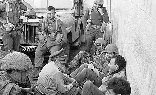 הצנחנים והרב גורן במוזיאון רוקפלר