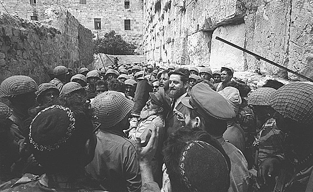 תפילת הצנחנים בכותל