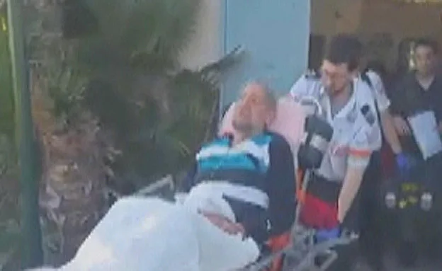 תיעוד: כך נאלץ הקשיש לצאת מביתו