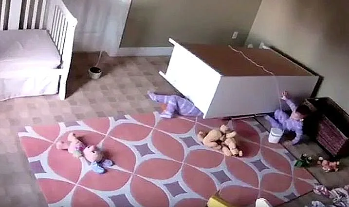 הציל את אחיו התאום משידה שנפלה עליו