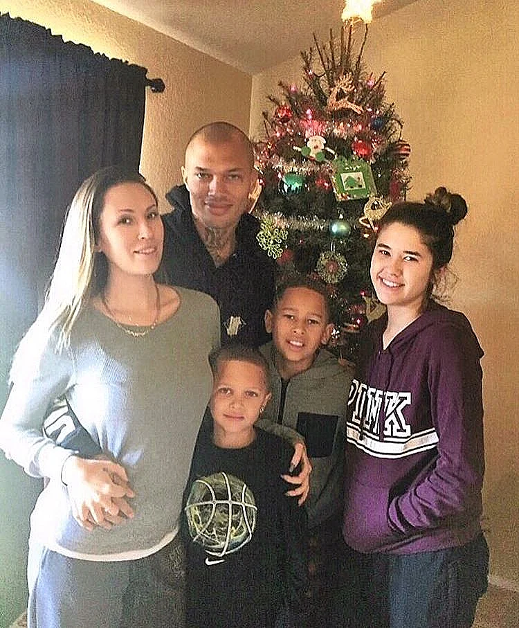 המשפחה המאושרת בחייהם החדשים