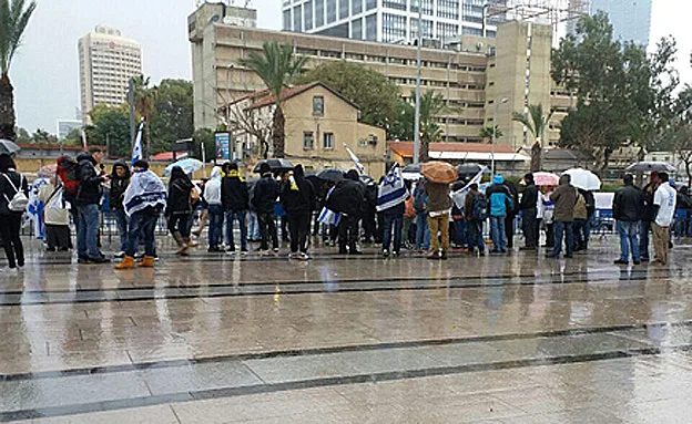 הפגנת תמיכה מול בסיס הקריה