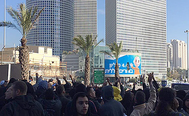 המפגינים מתפרצים לכביש