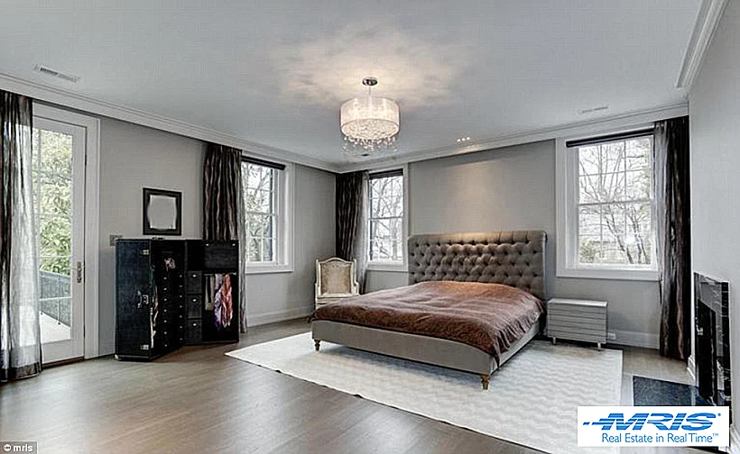 אחד מששת חדרי השינה בוילה המפוארת