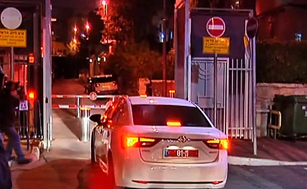 חוקי המשטרה נכנסים לבית רה''מ (חדשות 2)