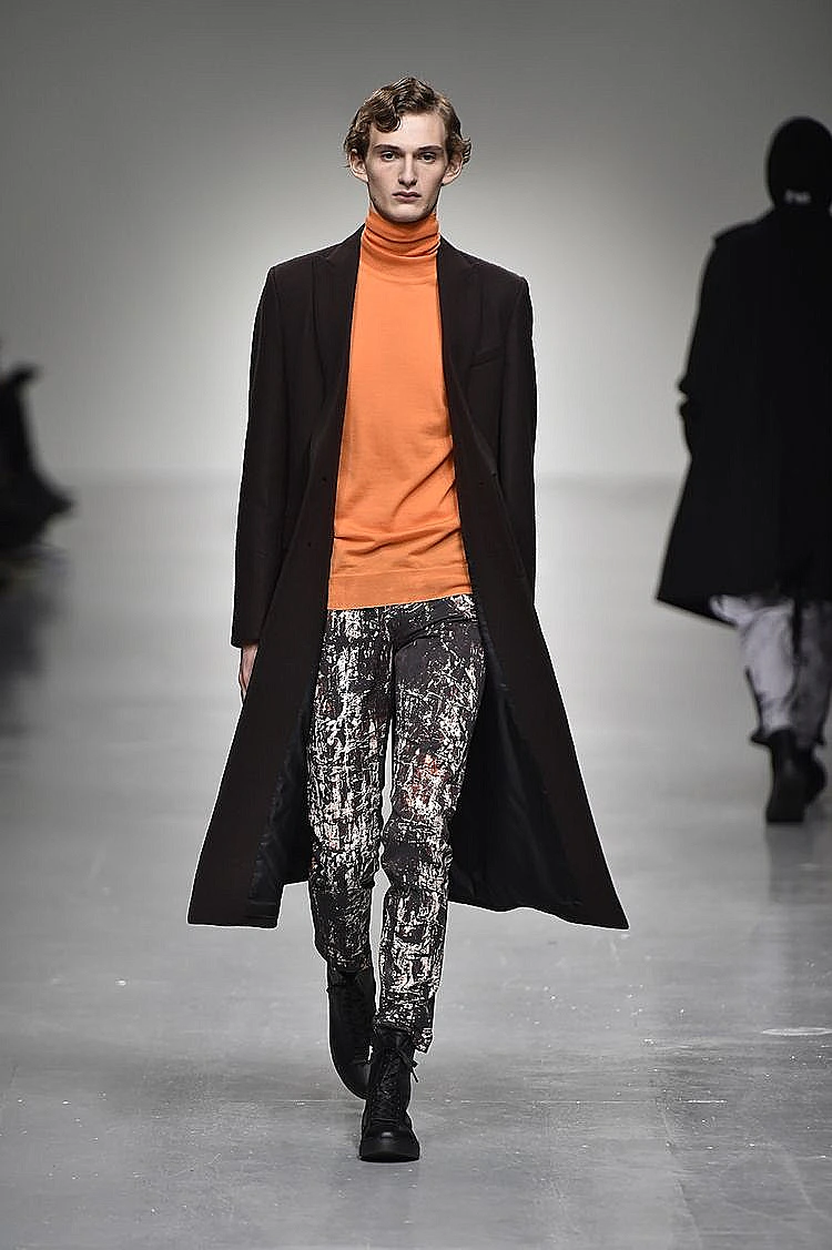 שילוב של כתום ושחור. הקולקציה של Songzio