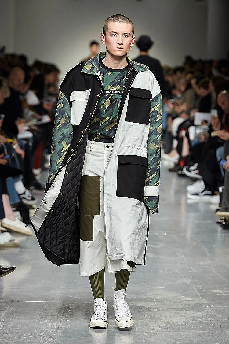 חולצה בתוך המכנסיים. הקולקצייה של Liam Hodges